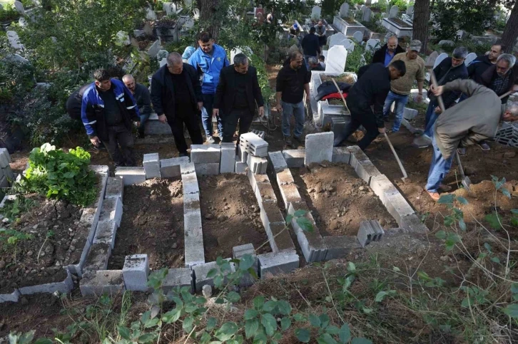 İskenderun’da katledilen anne ve iki çocuğu yan yana toprağa verildi
