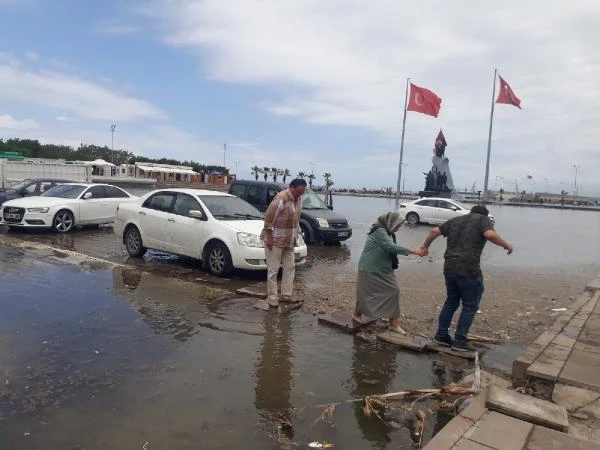 İskenderun'da lodos; kıyı şeridi yine su altında kaldı