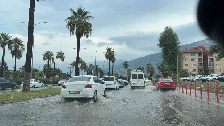 İskenderun’da sağanak yolları göle çevirdi
