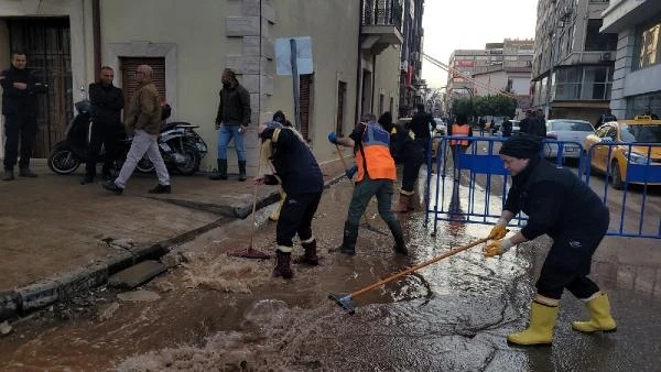 İskenderun'da sel gitti, zararı kaldı