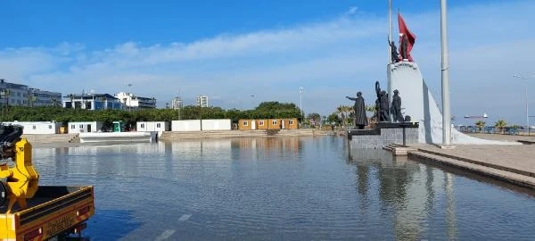 İskenderun'da su baskınının yaşandığı caddelerde tahliye çalışması