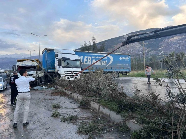 İskenderun'da Tır ve Kamyon Çarpıştı, 3 Yaralı