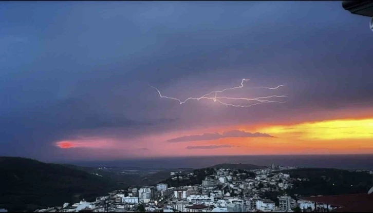 İskenderun Körfezi’nde gün batımında şimşekler görsel şölen oluşturdu
