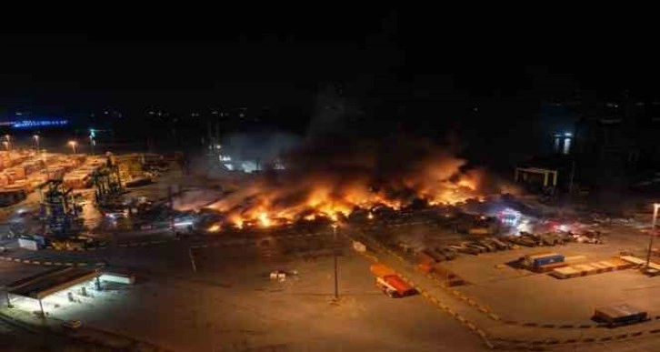 İskenderun Limanı'nda 54 saattir devam eden yangın dron ile havadan görüntülendi