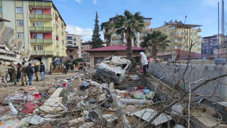 İslahiye’de enkazdan 4 yaşındaki çocuk sağ olarak çıkarıldı
