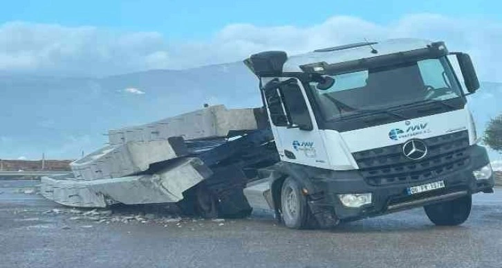 İslahiye’de beton blok yüklü tır devrildi