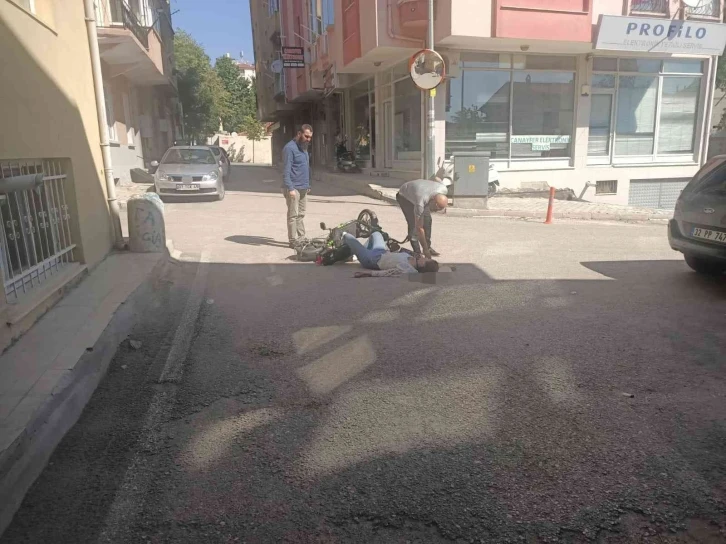 Isparta’da araç ve elektrikli bisiklet çarpıştı: O anlar kamerada
