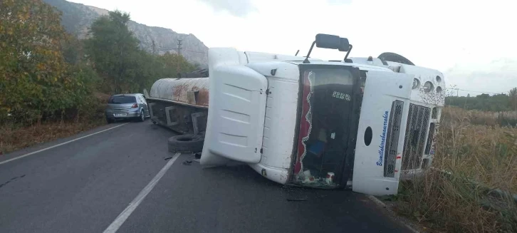 Isparta’da asfalt malzemesi yüklü tır devrildi
