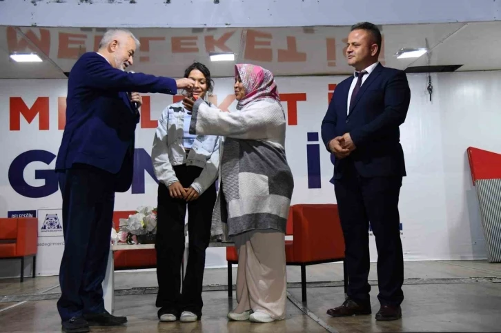 Isparta’da geçen yıl evi yanan aileye yeni evinin anahtar teslimi gerçekleştirildi
