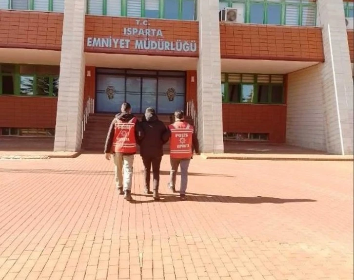 Isparta’da hapis cezası ile aranan şahıs pencereden kaçmaya çalışırken yakalandı
