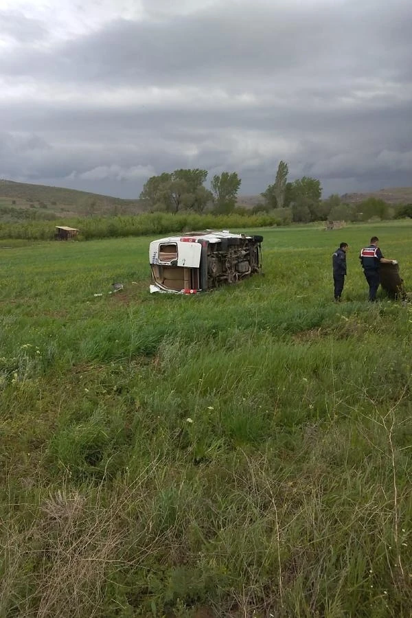 Isparta'da minibüs devrildi: 1 ölü, 5 yaralı