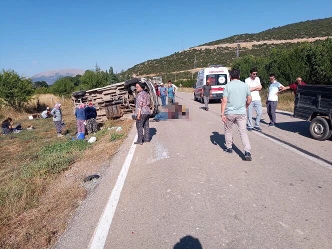 Isparta’da minibüs ile pat pat çarpıştı: 1 ölü, 12 yaralı
