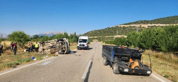 Isparta'da minibüs ile patpat çarpıştı: 1 ölü, 13 yaralı