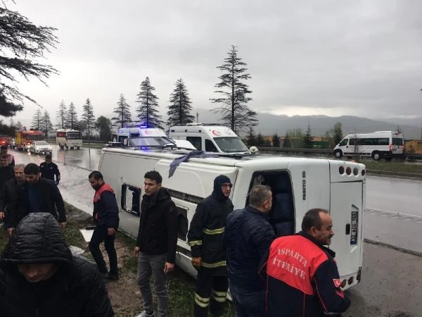 Isparta'da servis midibüsü devrildi; 17 yaralı