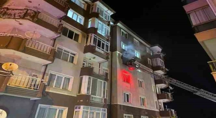 Isparta’da gece saatlerinde çıkan ev yangını korkuttu