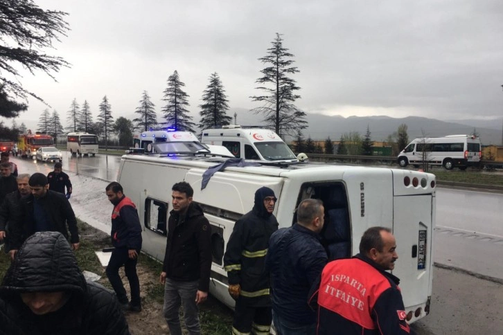 Isparta’da servis aracı devrildi: 17 yaralı