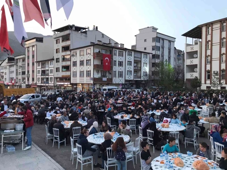 İspirliler ilçe meydanında iftarda buluştu
