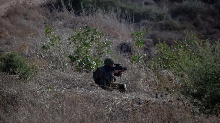 İsrail askerleri elleri tetikte bekliyor