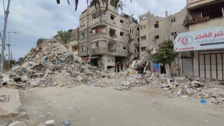 İsrail’in hava saldırısında 15 kişinin öldüğü Han Yunus’taki bina görüntülendi

