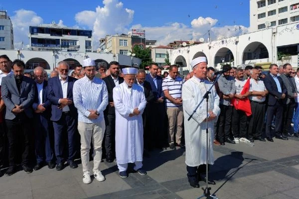 İsrail saldırılarında ölen Filistinliler için gıyabi cenaze namazı kılındı