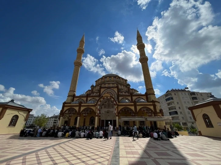 İsrail saldırısında hayatını kaybeden Filistinliler için gıyabi cenaze namazı