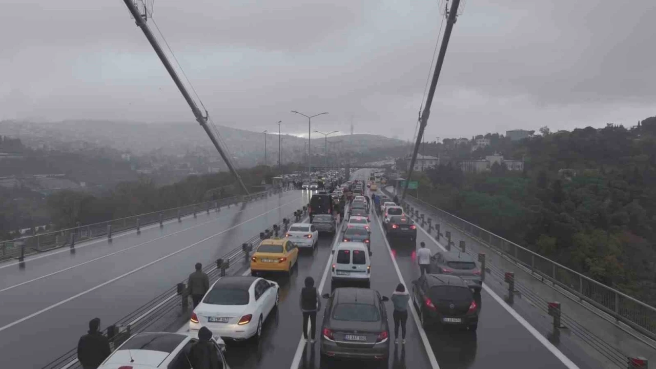 İstanbul Boğazı’nda Ata’ya saygı duruşu
