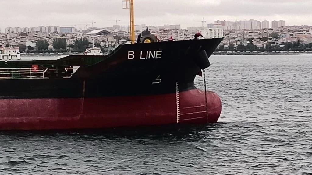 İstanbul Boğazında makine arızası yapan kuru yük gemisi Ahırkapı’ya çekildi
