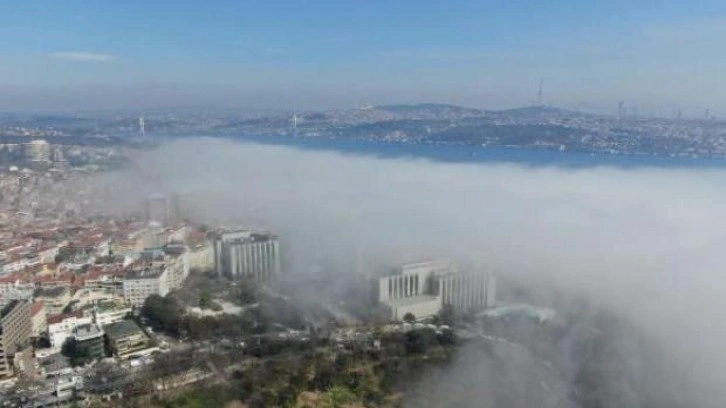 İstanbul Boğazı'nda sis sürprizi: Gemi trafiği durdu