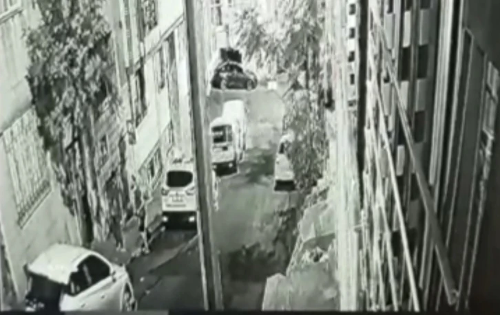 İstanbul’da akıl almaz cinayet kamerada: Arabaya çarpıp boynu kırıldı, yerde bıçaklandı
