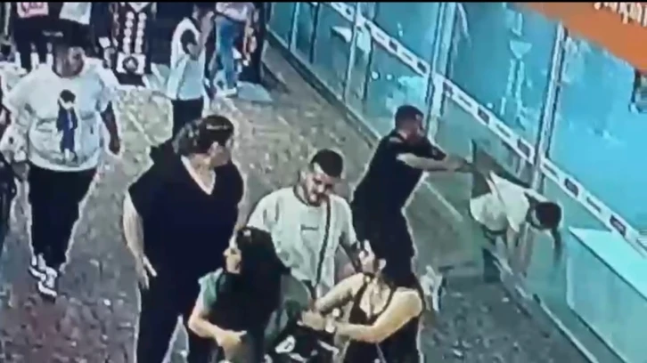 İstanbul’da AVM’de "yan baktın" kavgası kamerada
