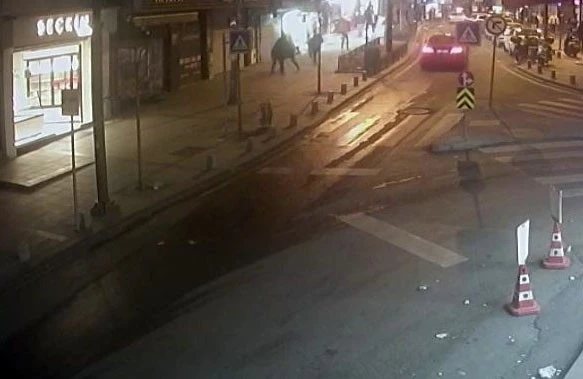 İstanbul’da dehşet anları kamerada: Tartıştığı genci sırtından bıçaklayıp restorana sığındı
