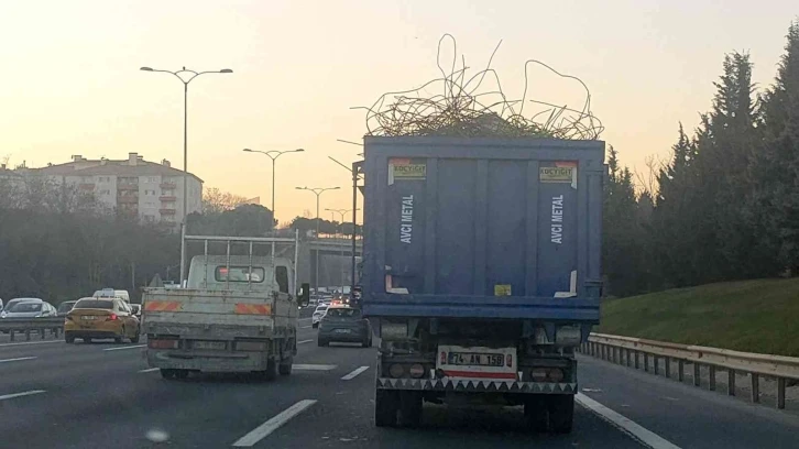 İstanbul’da demir yüklü kamyonun tehlikeli yolculuğu kazaya davetiye çıkardı
