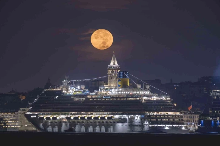 İstanbul’da dolunay manzarası mest etti
