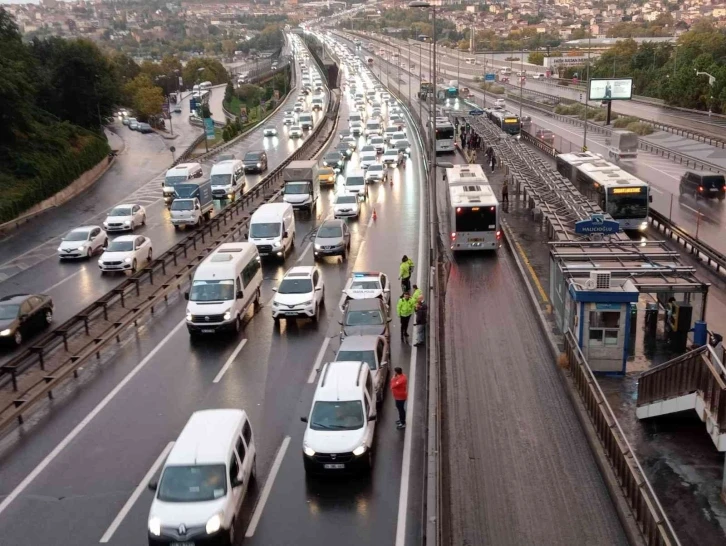 İstanbul’da etkili olan sağanak yağış yoğun trafiğe sebep olurken yağışla beraber ortaya çıkan gökkuşağı kartpostallık manzara oluşturdu
