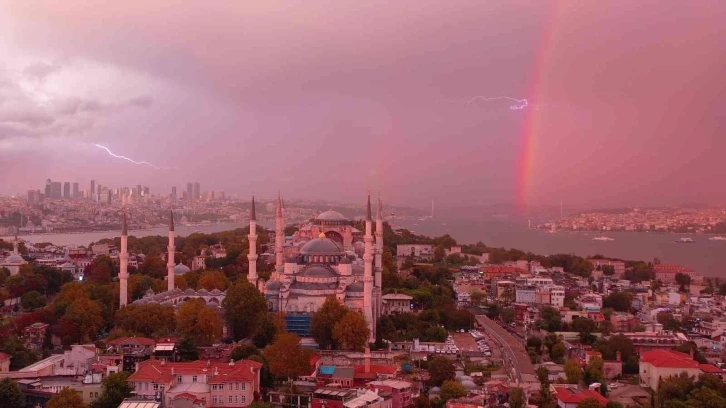 İstanbul’da gökkuşağı ve şimşekler kartpostallık görüntü oluşturdu
