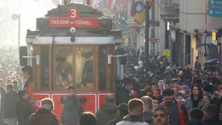 İstanbul’da güneşli havayı fırsat bilen vatandaşlar İstiklal Caddesi’ne akın etti
