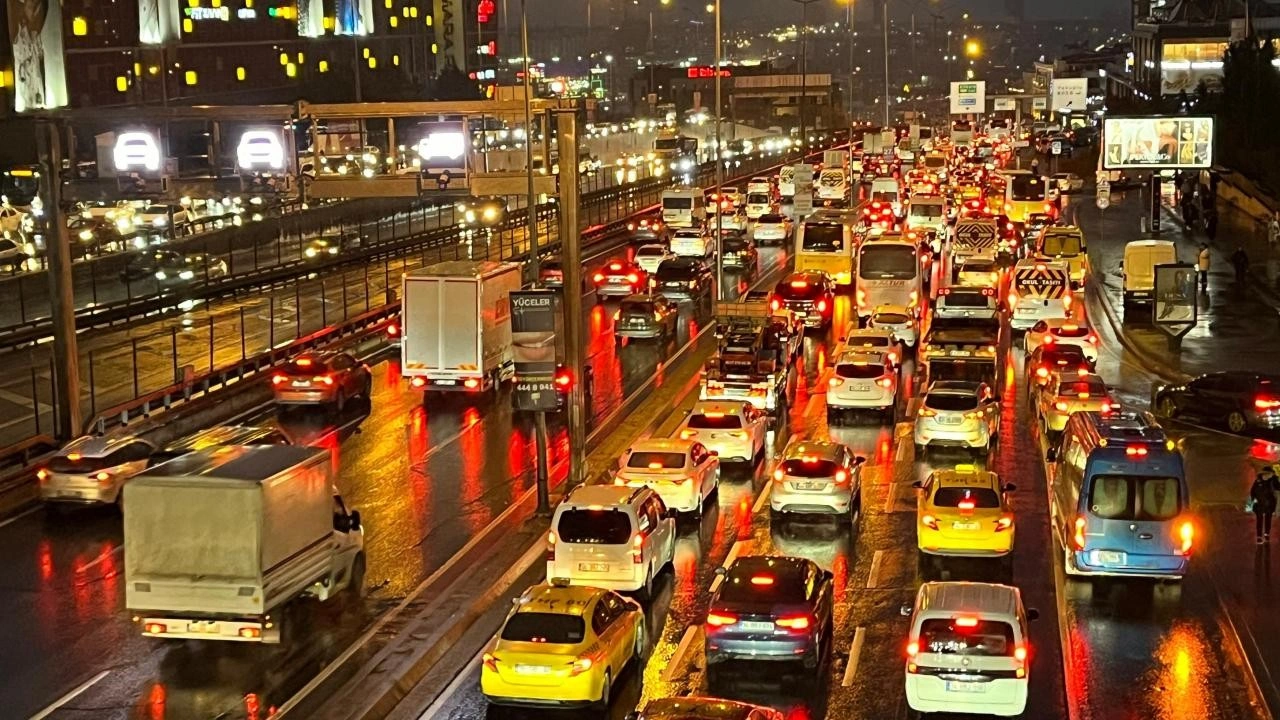 İstanbul'da haftanın son gününde trafik yüzde 90'a ulaştı