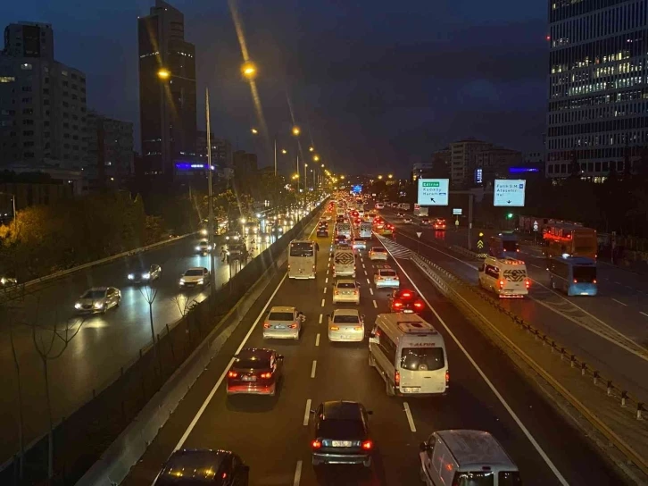 İstanbul’da haftanın son iş gününde trafik yoğunluğu yaşandı
