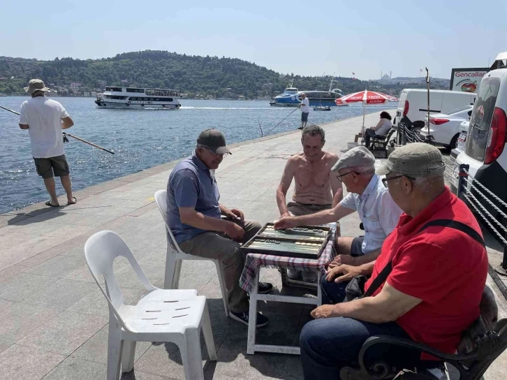 İstanbul’da hava sıcaklığı arttı, vatandaşlar sahile koştu
