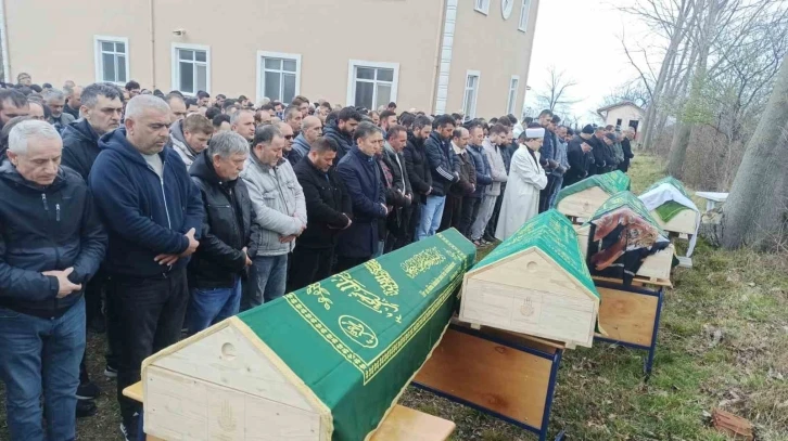 İstanbul’da kazada ölen 5 kişilik aile Samsun’da toprağa verildi
