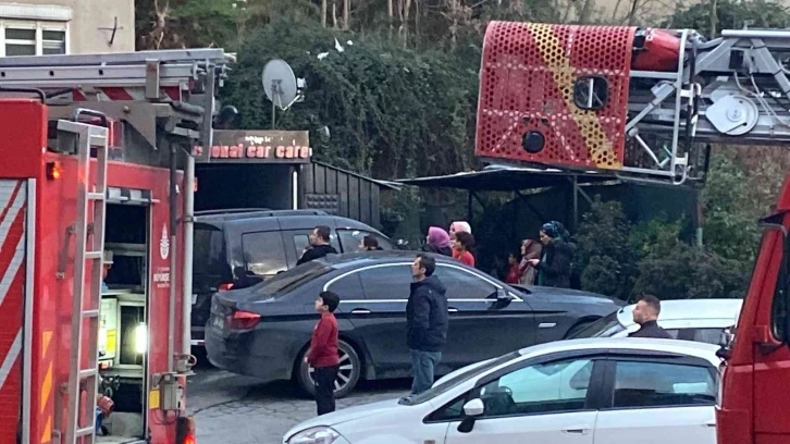 İstanbul’da korkutan yangın: Teras katı alev alev yandı, bina tahliye edildi
