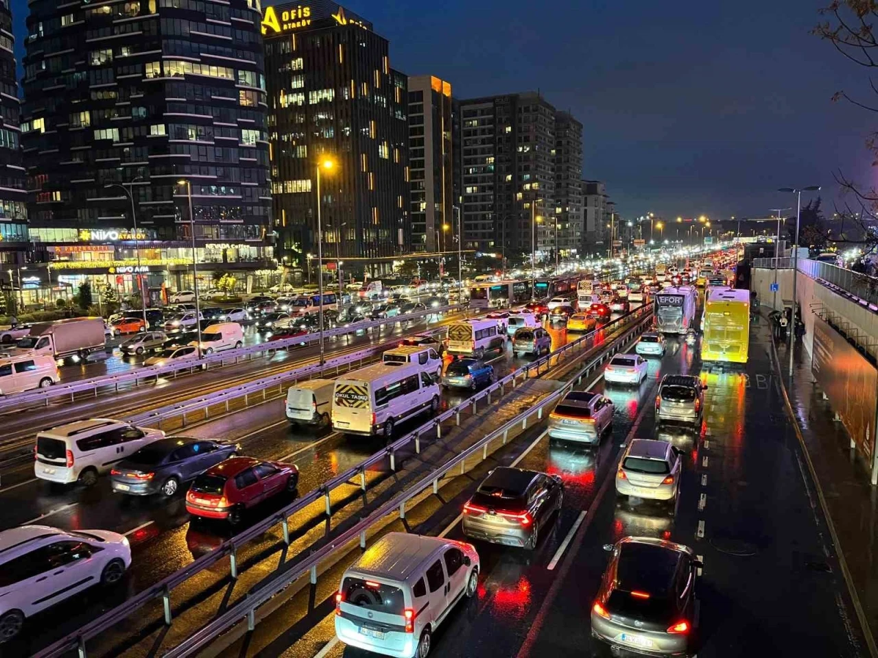 İstanbul’da mesainin son gününde trafik yüzde 90 oldu
