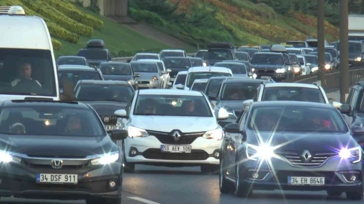 İstanbul’da tatilciler bayrama bir gün kala yola çıktı, trafik durma noktasına geldi
