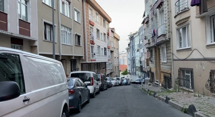 İstanbul’da “Üstüme toz geliyor” kavgası kamerada: Oğlu ve babası adama saldırdı
