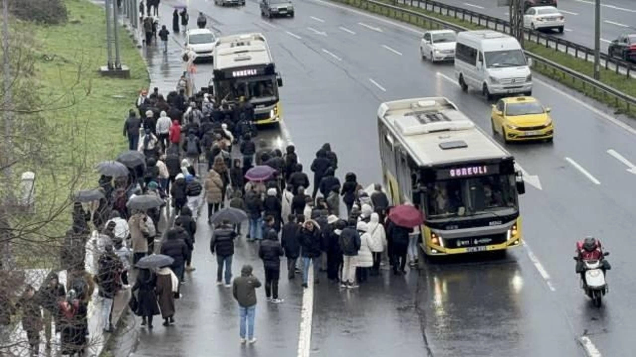 İstanbul'da "viyadük düzenleme çalışması" metro hattındaki yolcuları mağdur etti