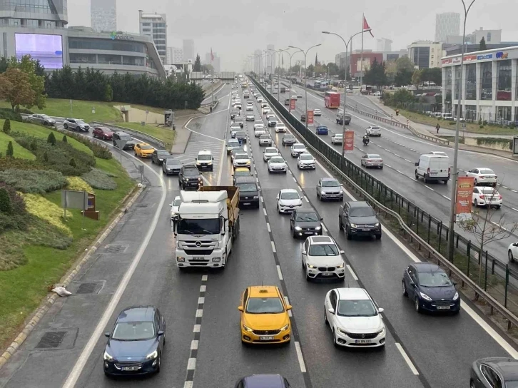 İstanbul’da yağmur nedeniyle trafik yoğunluğu yaşanıyor
