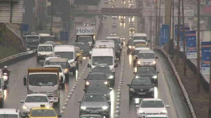 İstanbul’da yağmur trafiği vurdu: Yoğunluk yüzde 56’lara ulaştı
