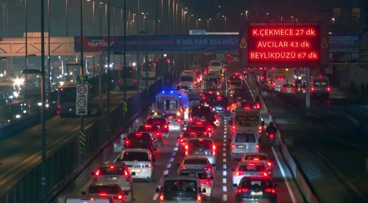 İstanbul’da yılın son iş gününde trafik yoğunluğu yüzde 71’e yükseldi
