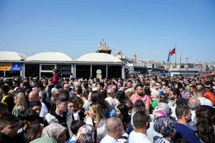 İstanbul Eminönü’ndeki insan seli fotoğraflara yansıdı
