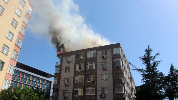 İstanbul Şişli'de yangın. 6 katlı binanın çatısını alevler sardı mahalleli sokağa döküldü